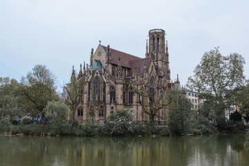 Obraz premium Photo of a city temple surrounded by a reservoir