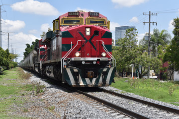 The train passing through Inglaterra avenue, the red locomotive in Guadalajara