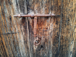 puerta de madera vieja con cerrojo oxidado