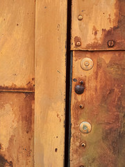 Fototapeta premium PUERTA DE HIERRO OXIDADA CON COLORES TERROSOS