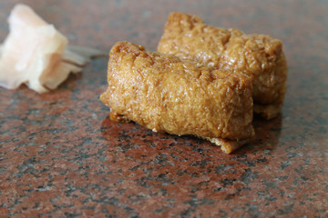 大理石にのせたいなり寿司とガリ