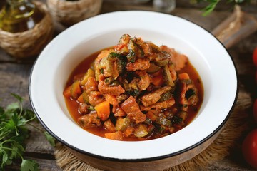 Braised pork with pickles, carrots and tomatoes.