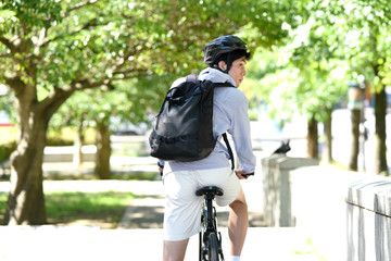 大自然の中で自転車に乗る若い男性