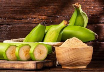 Raw and dried green bananas, plantain flour, resistant flour, prebiotic food, gut health