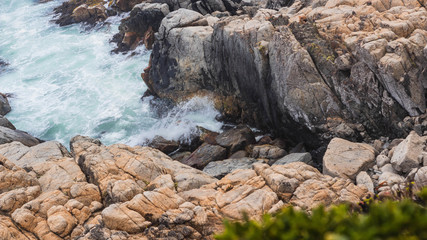 Olas del mar golpeando rocas en la orilla