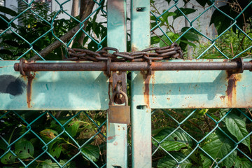 古びた鍵のイメージ。 古い家のイメージ。