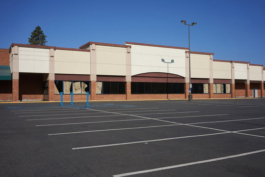 An out-of-business retail place with its empty parking lot in Portland, Oregon, during a pandemic summer.