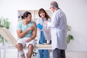 Fototapeta premium Young leg injured man in the hospital