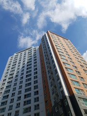 Fototapeta premium 파란 하늘과 아파트