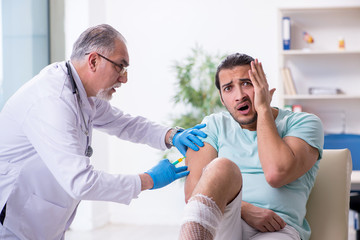 Fototapeta premium Young leg injured man in the hospital