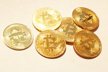 黄金に輝く富を象徴するビットコインの仮想通貨