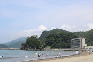 静岡県賀茂郡松崎町にある松崎海水浴場と隣接するホテル