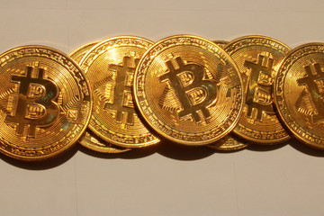 黄金に輝く並んだ複数のビットコインの仮想通貨
