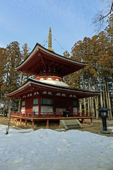 Fototapeta premium 冬の高野山寺院