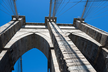 Fototapeta premium Detail of Brooklyn Bridge column with blue sky