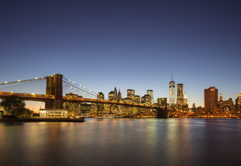 Naklejka premium Brooklyn Bridge and Manhattan skyline in New York, USA at night