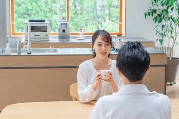 Fototapeta premium 若い 話すアジア人夫婦 