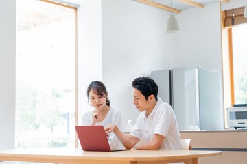 若い　考えるアジア人夫婦　