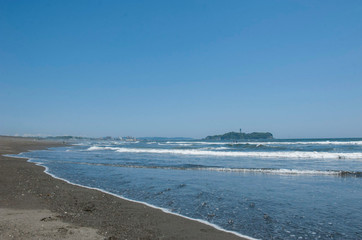 湘南　鵠沼海岸と江ノ島とサーファー