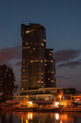 Gdynia, oświetlony wieżowiec na tle nocnego nieba
