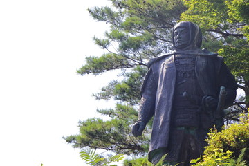 木を背景にした日本の戦国武将の像