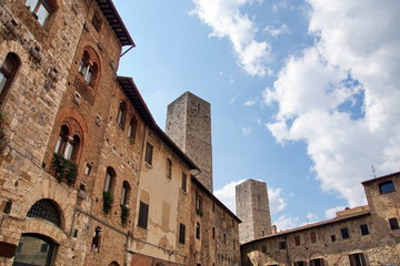 Fototapeta premium Panoramiczny widok na słynny Piazza della Cisterna w zabytkowym mieście San Gimignano rano, Toskania, Włochy.