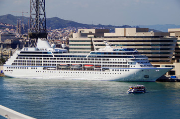 Luxuskreuzfahrtschiff vor der Skyline von Barcelona - Luxury cruiseship or cruise ship liner with...