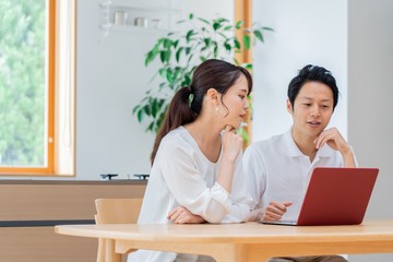 パソコンを見る　二人のアジア人　カップル　夫婦