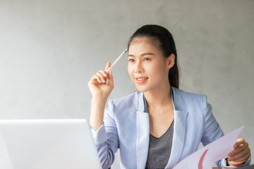 Obraz premium Business asian woman working at home with online technology