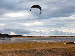 Cometa, Kitesurf, en una playa, un día de verano nublado