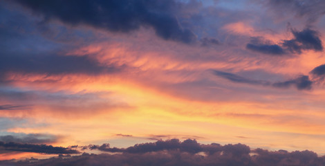 Fototapeta premium colorful sunset sky with dramatic clouds in pink, purple and yellow