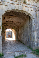 Hiers-Brouage. La place du village vue de la Porte Royale. Charente-Maritime. Nouvelle-Aquitaine	