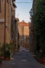 Einsame Straße in der Altstadt von Pitigliano in der Toskana, Italien 