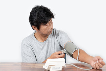 血圧測定の準備をしている中年男性