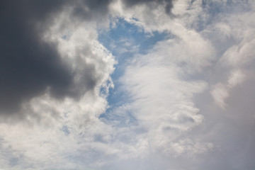 Błękitne niebo z chmurami.