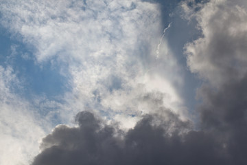 Obraz premium Błękitne niebo z chmurami.