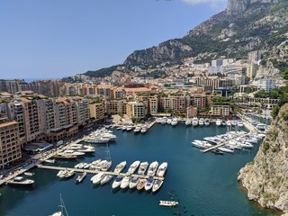 Fototapeta na wymiar Monaco, principauté et capitale de la richesse, place du casino de monte Carlo et son sublime port avec des yachts et hotel de luxe