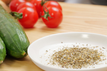 まな板に置かれた食材とハーブ塩