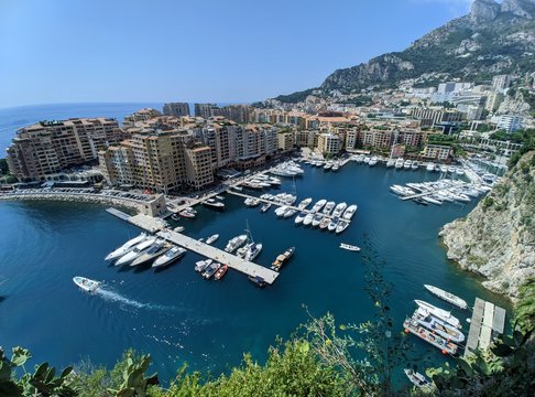 Monaco, principauté et capitale de la richesse, place du casino de monte Carlo et son sublime port avec des yachts et hotel de luxe richesse bourgoisie
