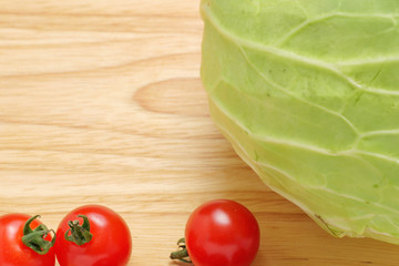 キャベツ、プチトマトが置かれたカッティングボード