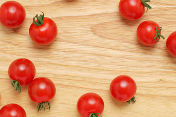 たくさんのプチトマトが置かれたカッティングボード