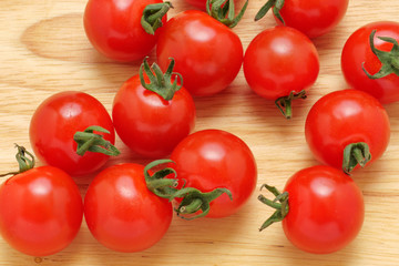 たくさんのプチトマトが置かれたカッティングボード