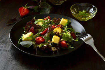 Leaf salad with strawberries, cheese and seeds