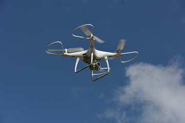 青空を飛ぶドローン