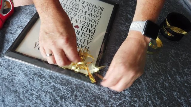 Geschenk einpacken mit Folie und Goldener Schleife