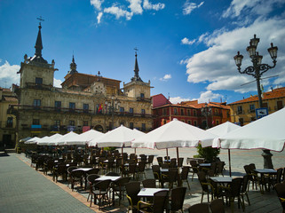 Naklejka premium Terrazas en la plaza mayor de Leon con el antiguo consistorio de fondo