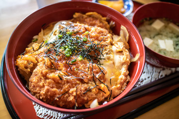 日本の丼物　カツ丼