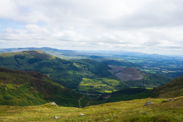 Fototapeta na wymiar Views of Stirlingshire in Scotland on a lovely summersday from the top of the mountain Ben Ledi 
