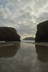 Naklejka premium Sunrise over the dramatic Playa de las Catedrales aka As Catedrais Beach in beautiful Galicia in Northern Spain