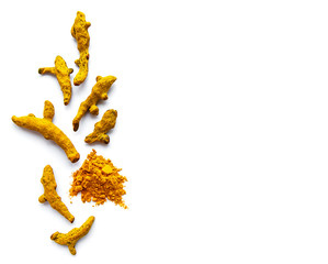 Obraz premium Yellow turmeric powder and dry roots